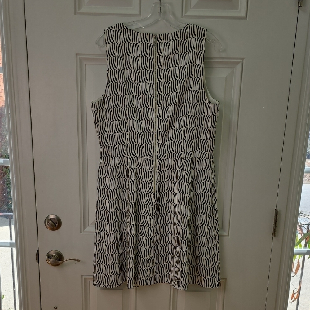 CeCe Black and White Abstract Stripe Cotton Dress. Size 14 - Picture 5 of 11